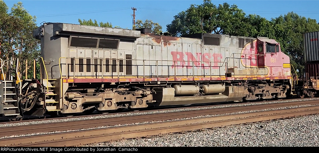 BNSF 681 Warbonnet trails on by